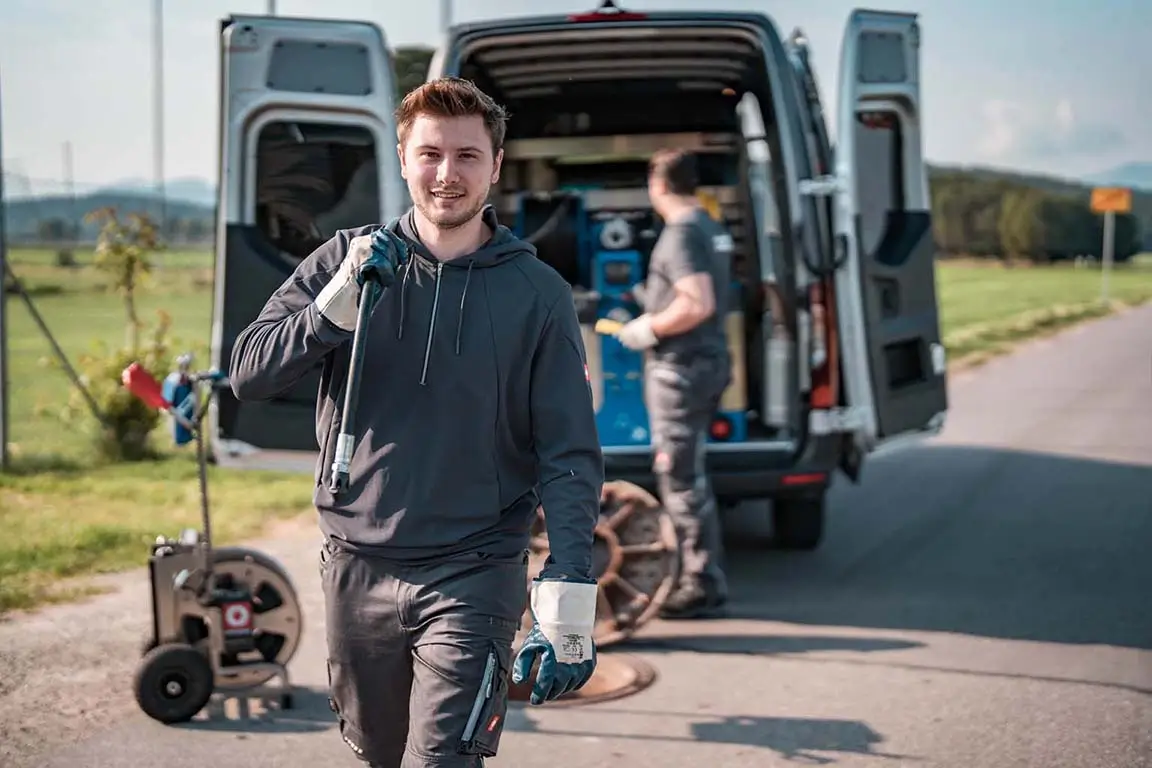 Techniker der Rohrreinigung Ziebarth GmbH im Einsatz