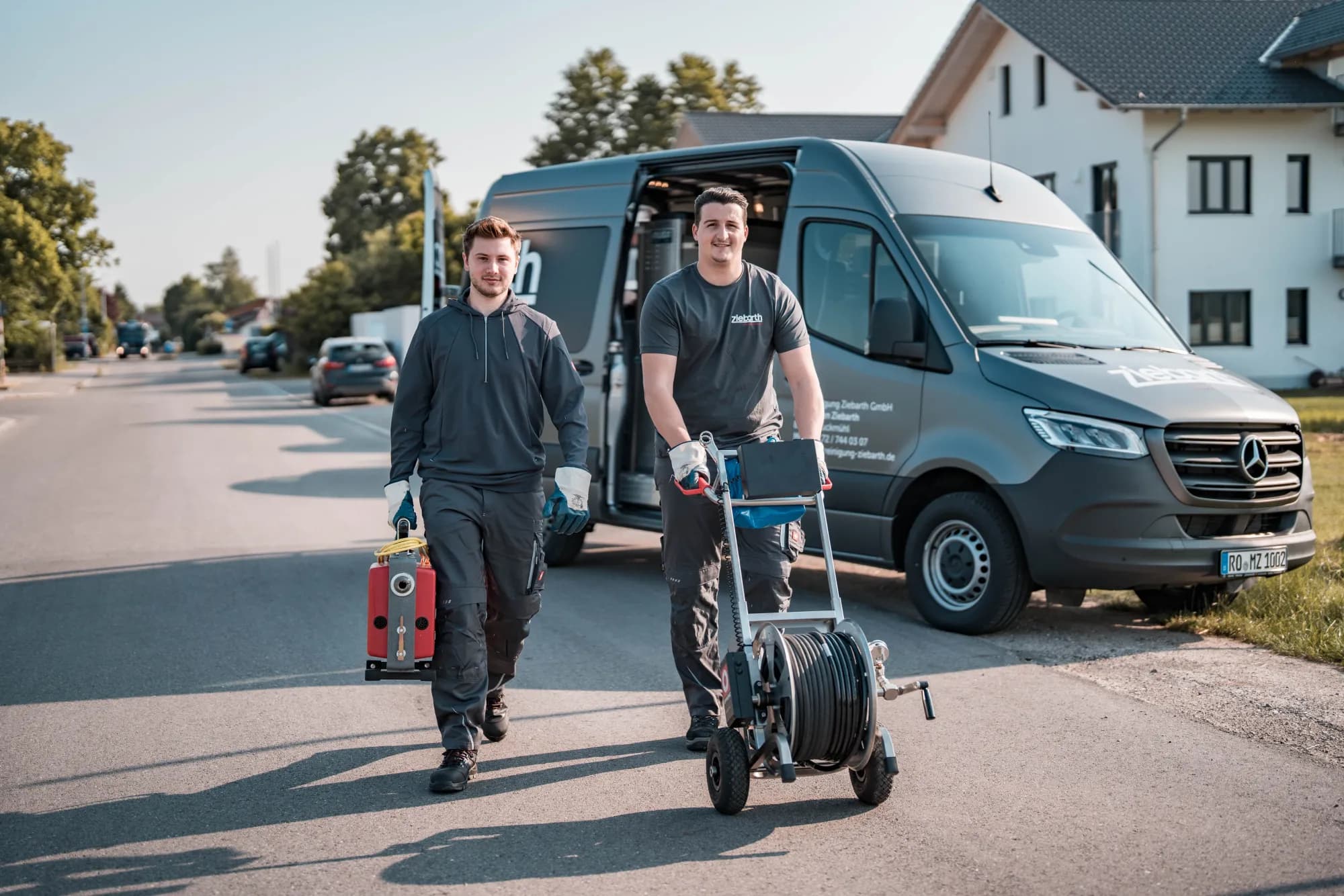 Team der Rohrreinigung Ziebarth GmbH bei der Arbeit in Bruckmühl